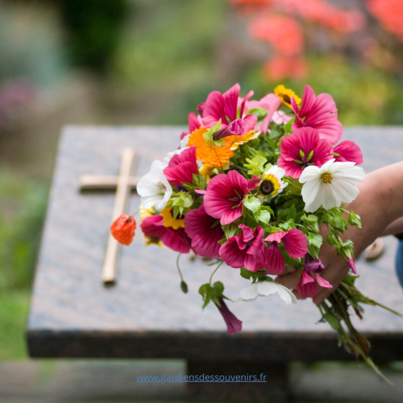 4 Bouquets Fleurs Artificielles Roses Rouges Cimetière – 11,8'' 12 Têtes – Fleurs Tombe Extérieur Longue Durée