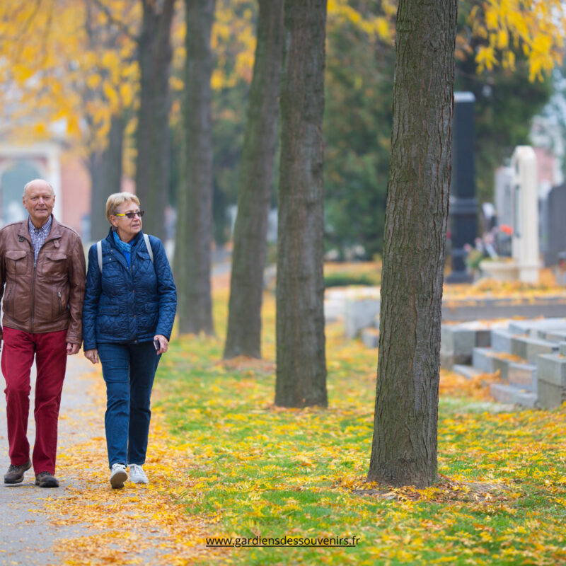 Se promener en famille dans un cimetière peut offrir des moments de réflexion et de sérénité.