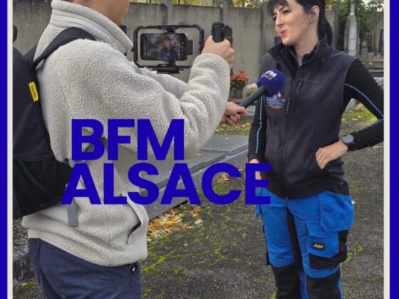 Aurélia, gardienne des souvenirs, interviewée par un journaliste dans un cimetière.